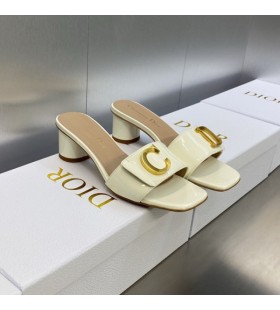 C'estãƒ‡ã‚£ã‚ªãƒ¼ãƒ«ãƒ‘ã‚¹ãƒ©ã‚¤ãƒ‰ã®å¥³æ€§ã¯ç™½ã®ãƒ‘ãƒ†ãƒ³ãƒˆãƒ¬ã‚¶ãƒ¼è£½ã®ã‚‚ã®